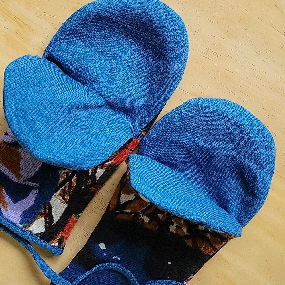ANIMATED CLOSET MITTENS